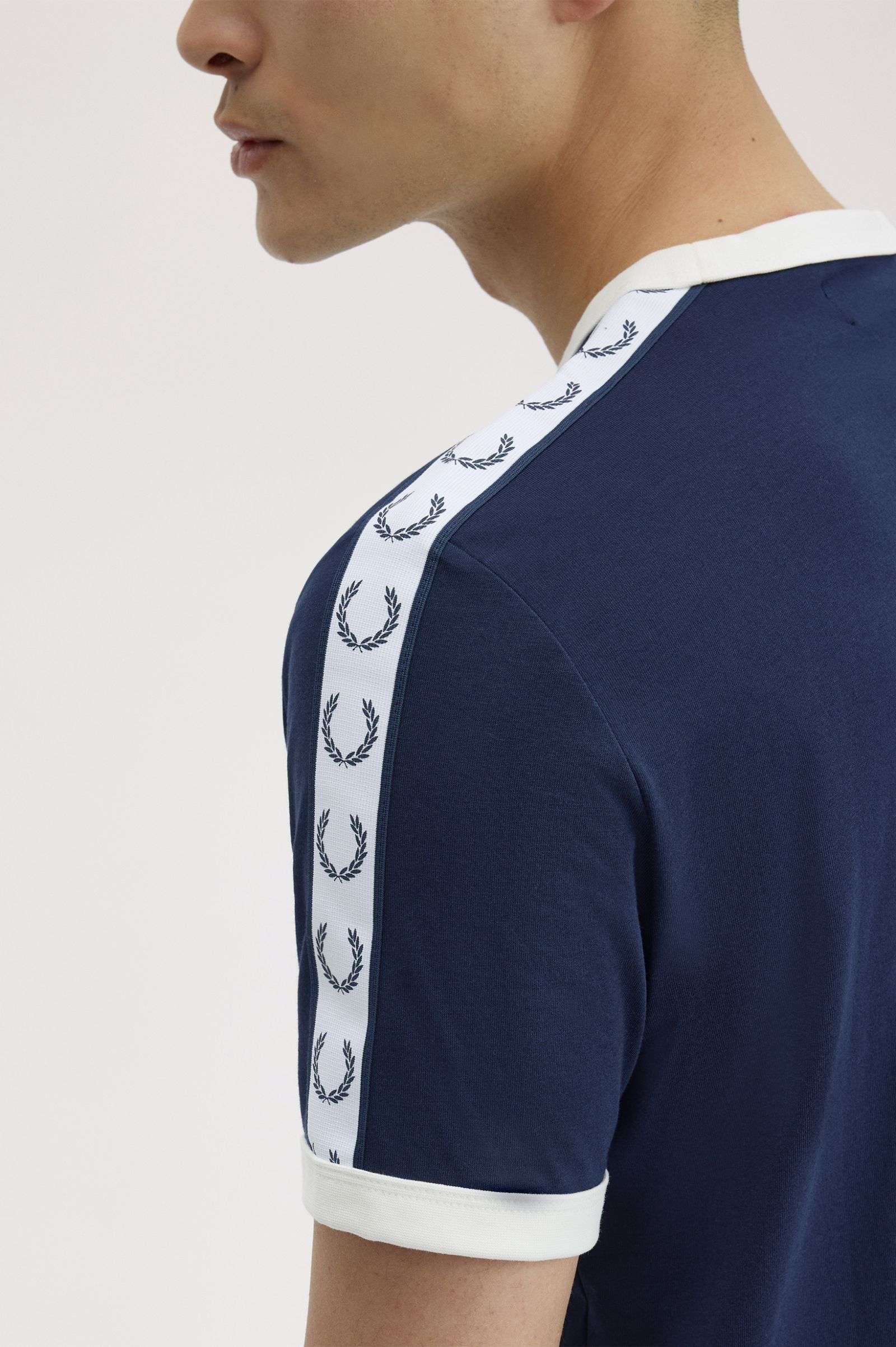 Camiseta Fred Perry Ringer Azul con Cinta Deportiva - Imagen 4
