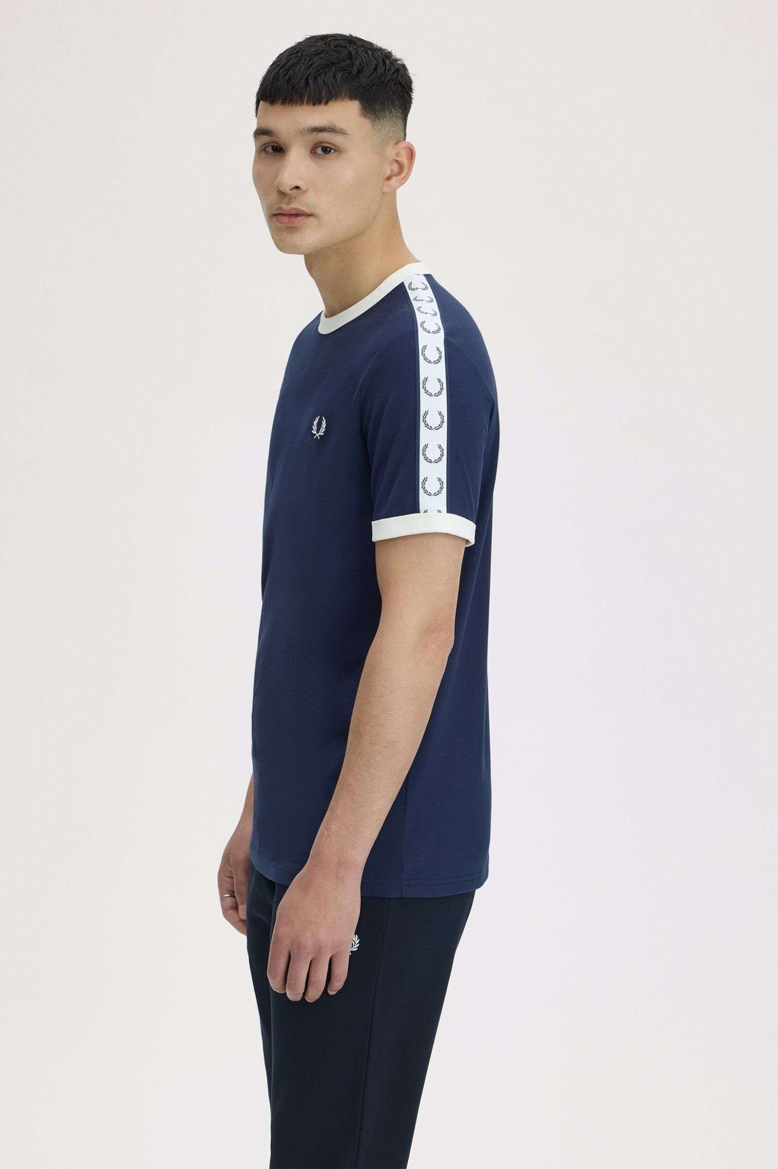 Camiseta Fred Perry Ringer Azul con Cinta Deportiva - Imagen 3