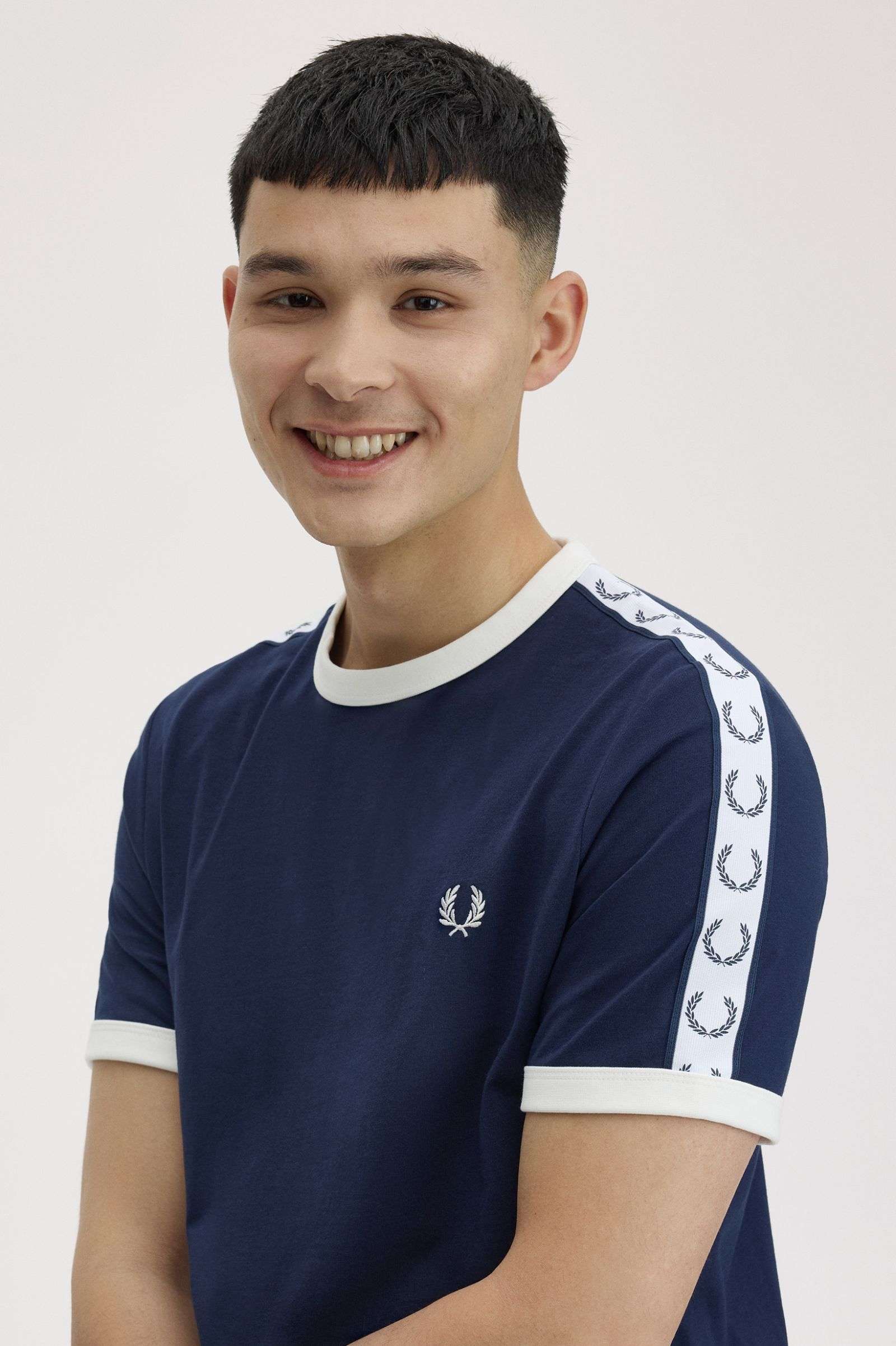 Camiseta Fred Perry Ringer Azul con Cinta Deportiva - Imagen 2